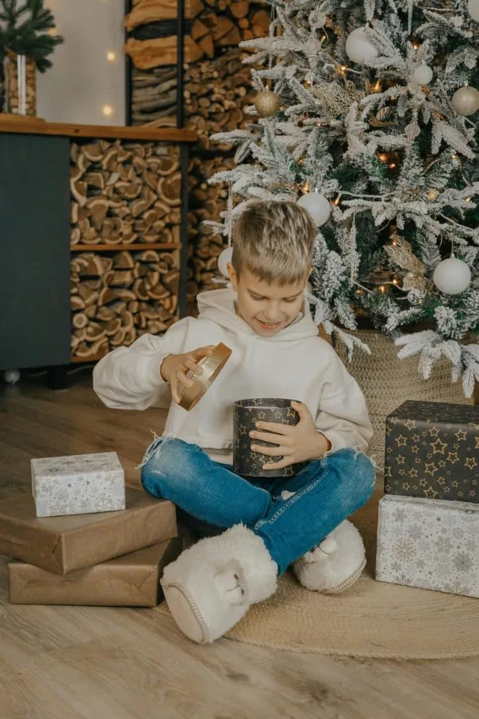 Enfant émerveillé devant les décorations de Noël